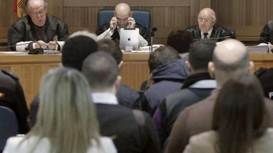 Los procesados en la organización liderada por Pérez Lago, ayer, frente al tribunal. / juanjo martín