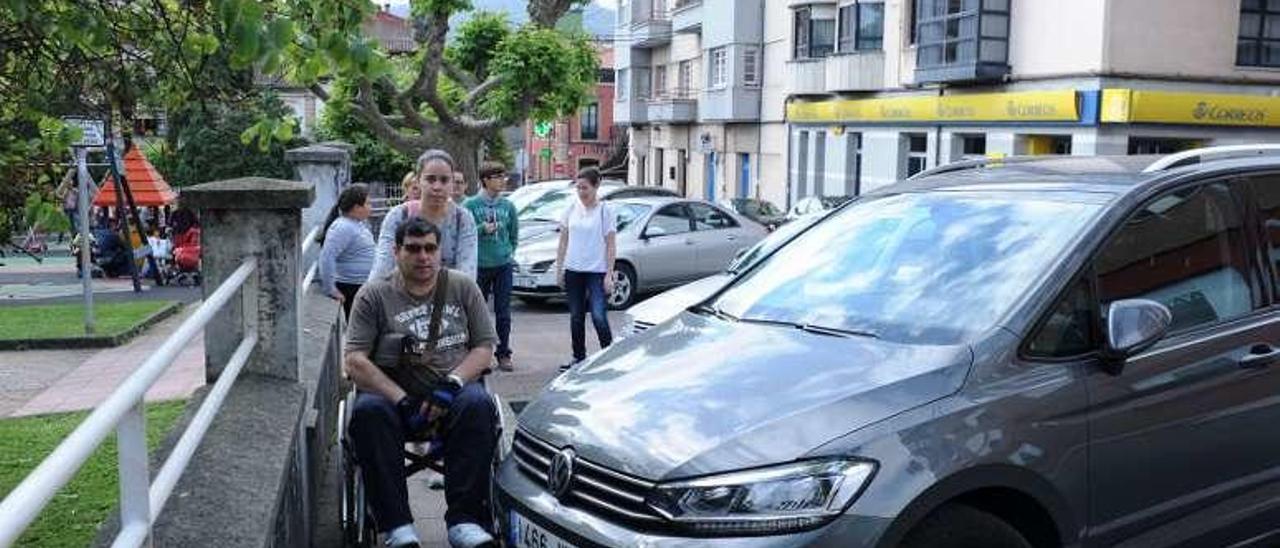 Fernández y Campa no pueden pasar por la acera que conduce al centro de salud por su estrechez y por culpa del morro del coche.