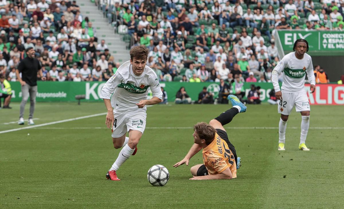 Febas regatea a Beltrán durante el derbi entre Elche y Valencia