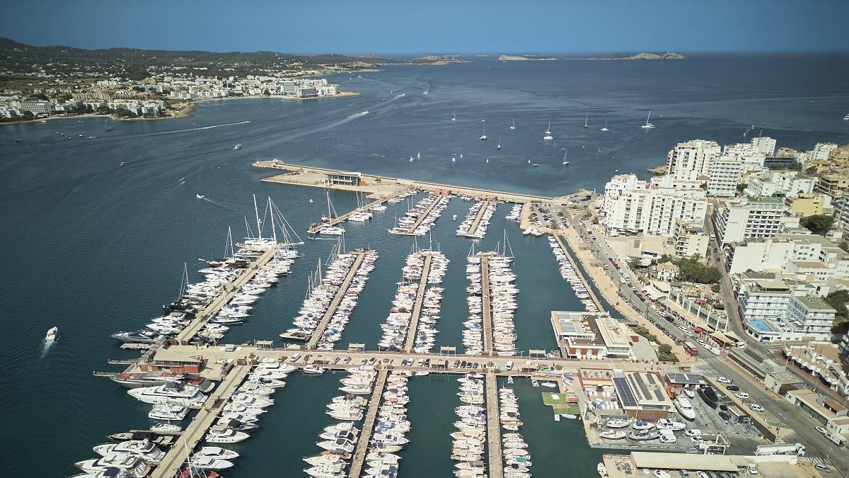 Vista áerea de Es Nàutic y la bahía de Portmany, con el islote de sa Conillera al fondo.