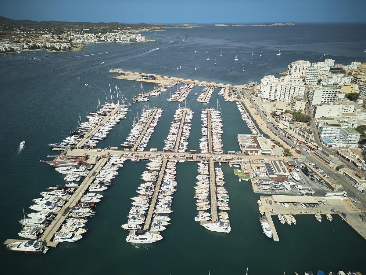 Vista áerea de Es Nàutic y la bahía de Portmany, con el islote de sa Conillera al fondo.