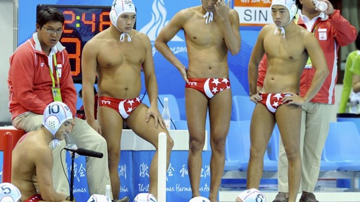 El equipo de Singapur, con los polémicos bañadores.