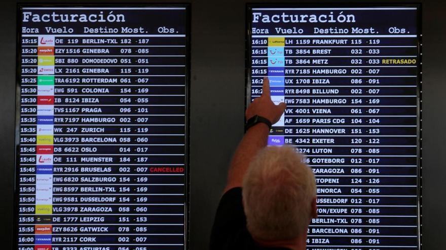 Un pasajero contempla el panel de vuelos.