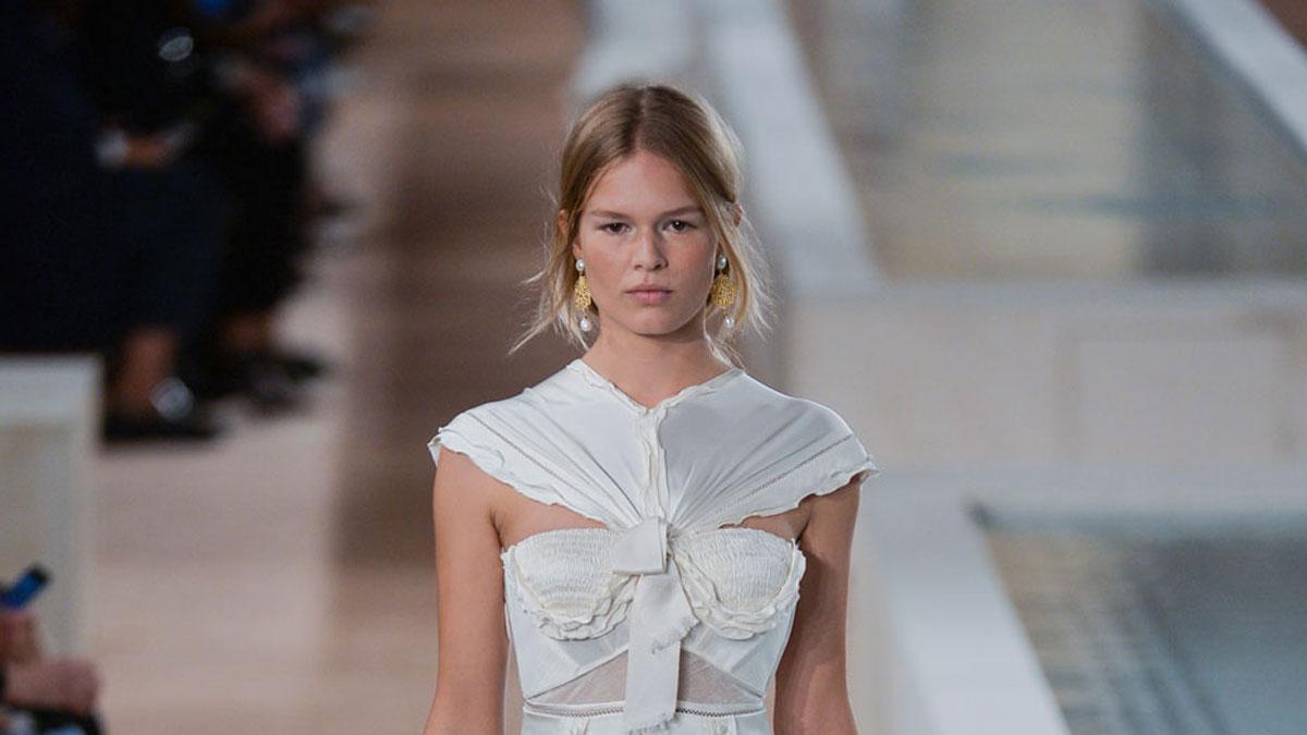 PFW: Balenciaga Primavera/Verano 2016, mini vestido blanco