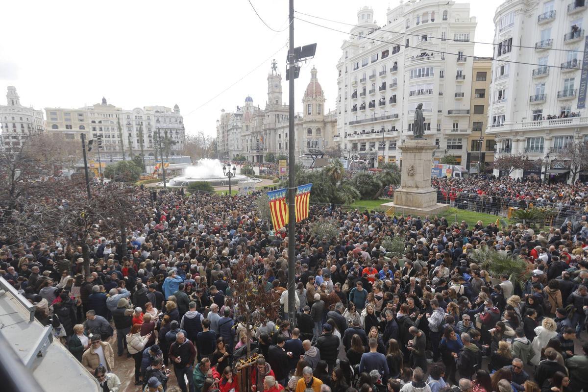 La plaza del Ayuntamiento se llenó en la primera mascletà de marzo