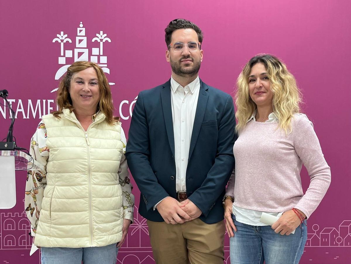 Hacemos Córdoba pide al alcalde empatía con las trabajadoras de la limpieza afectadas por Mabraser. En la imagen el concejal José Carlos Ruiz con dos afectadas.