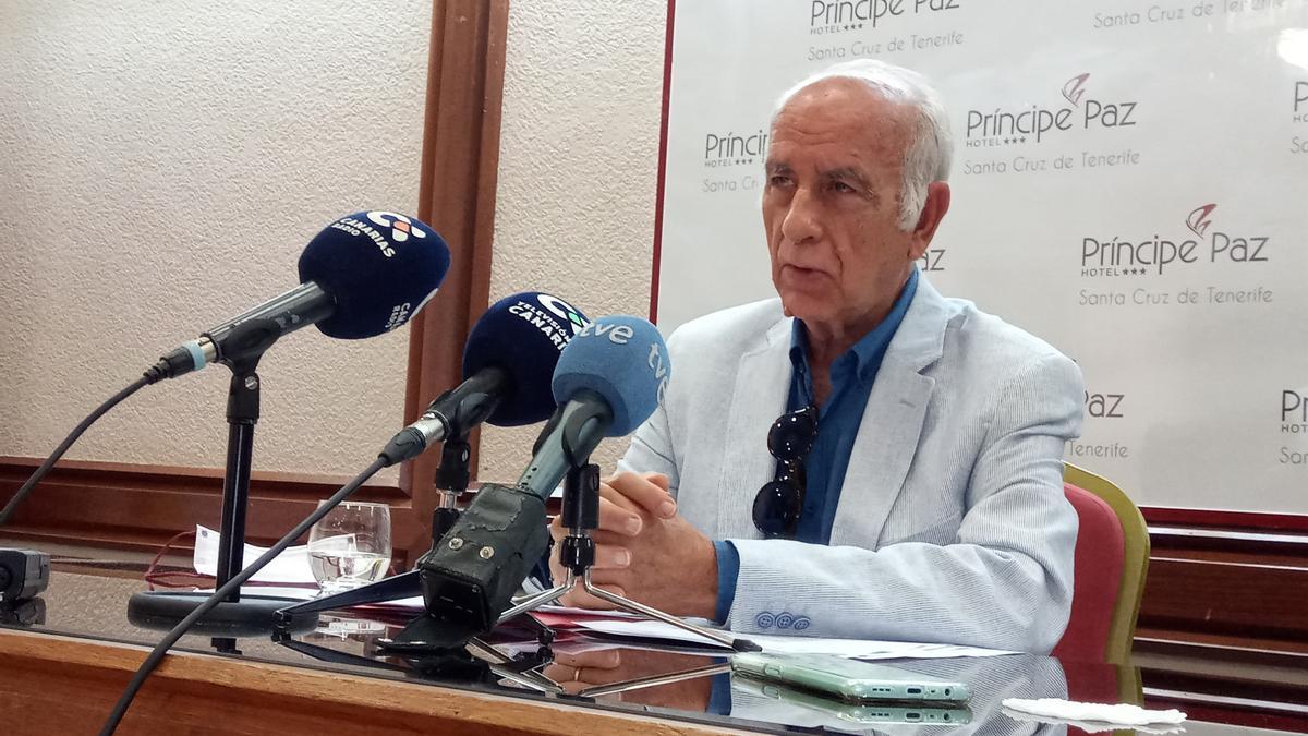 El presidente de la Plataforma Canaria de Afectados por la Ley de Costas, José Luis Langa, durante la rueda de prensa.