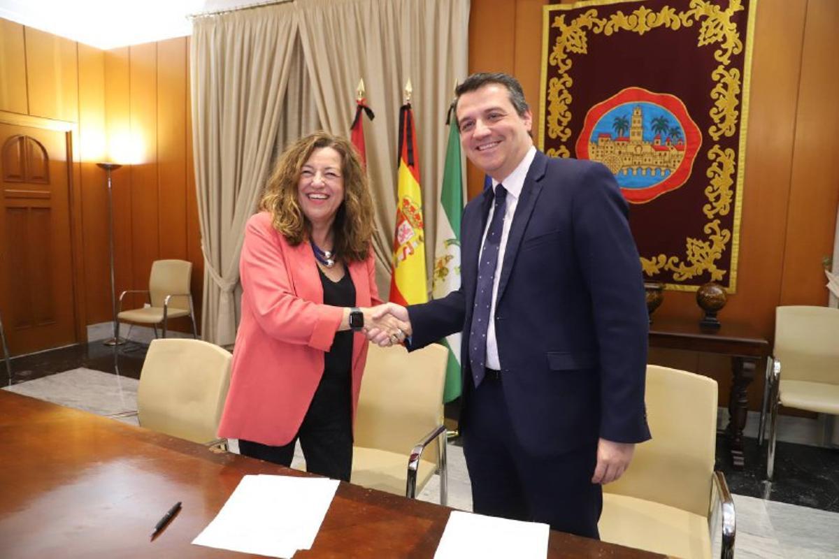 Firma del convenio, en el Ayuntamiento.