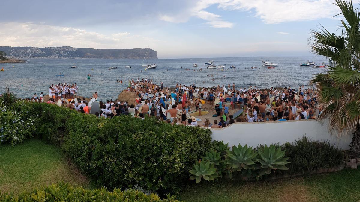 Familiares, amigos y surferos homenajean al valenciano que perdió la vida en el Pacífico mexicano