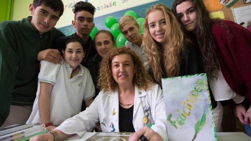 La profesora Sara Bárcena, en el centro, con alumnos.