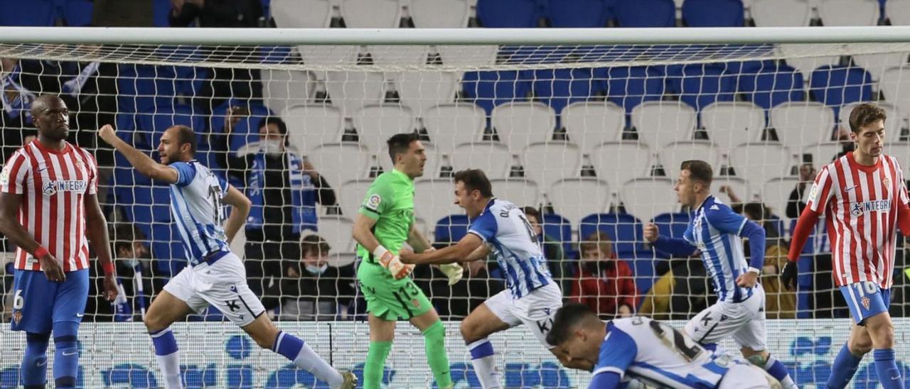 Los jugadores de la Real Sociedad B celebran la victoria ante el Sporting en el descuento, en Anoeta, en el partido disputado en la segunda vuelta del pasado curso. | Área 11