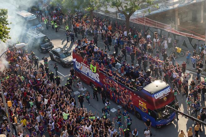¡De locos! Las mejores imágenes de una ciudad entregada al Barça