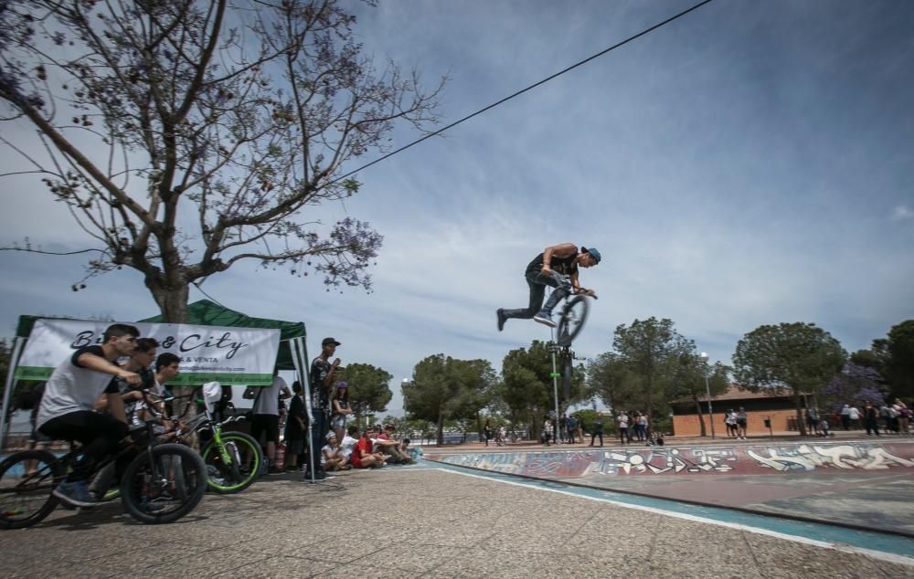 Alacant Desperta vuelve tras nueve años de ausencia y llena el parque alicantino de cultura urbana