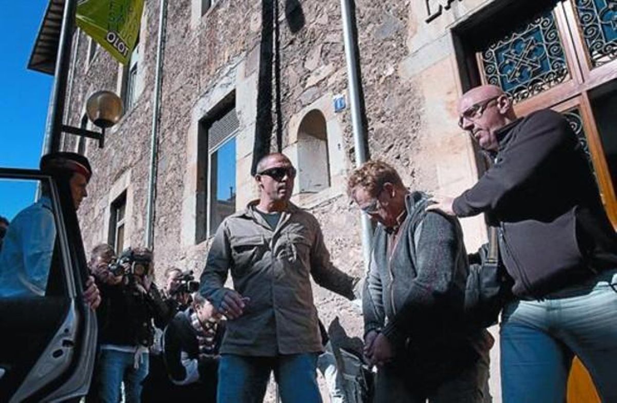 Dos mossos abandonen el geriàtric La Caritat amb Joan Vila, després de fer una reconstrucció, dimarts.