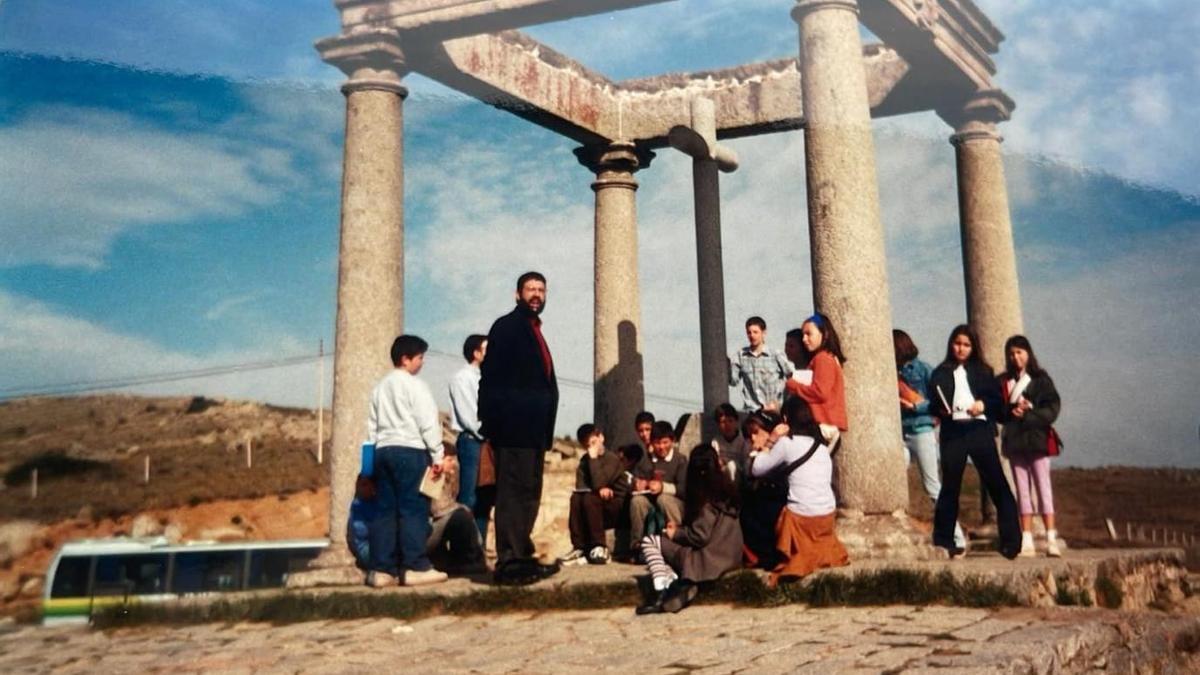 El viaje de los alumnos de Ibias, entre ellos la hoy alcaldesa del concejo, en 2001, a Ávila.