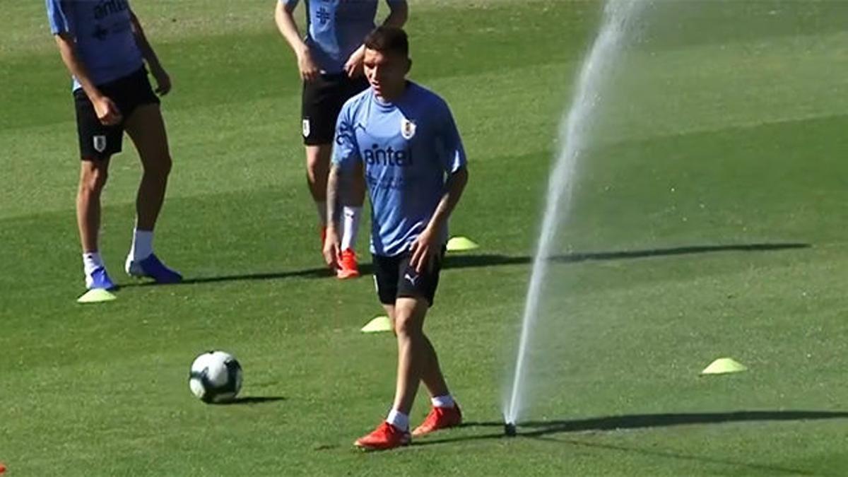 Un aspersor amarga el entrenamiento de Uruguay