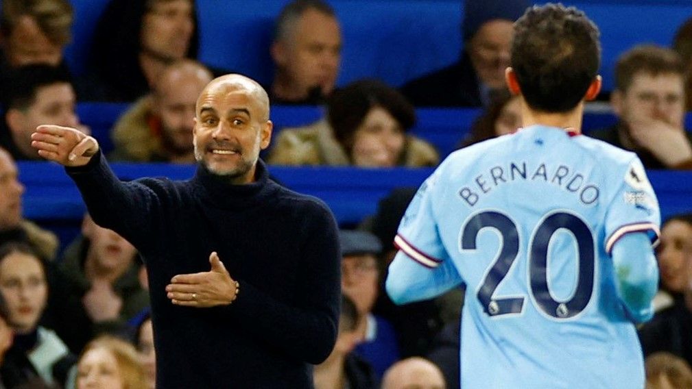 Guardiola da instrucciones a Bernardo Silva durante el duelo contra el Chelsea.