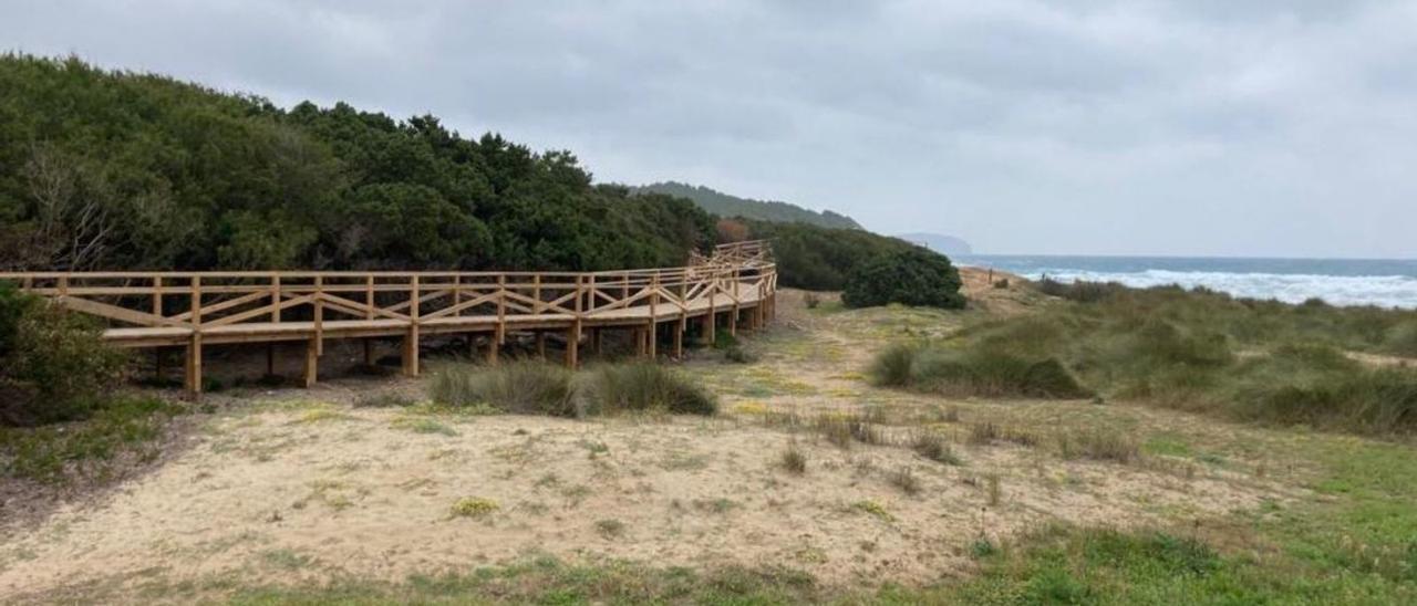 El placer de pasear por Cala Nova | V. CARMONA