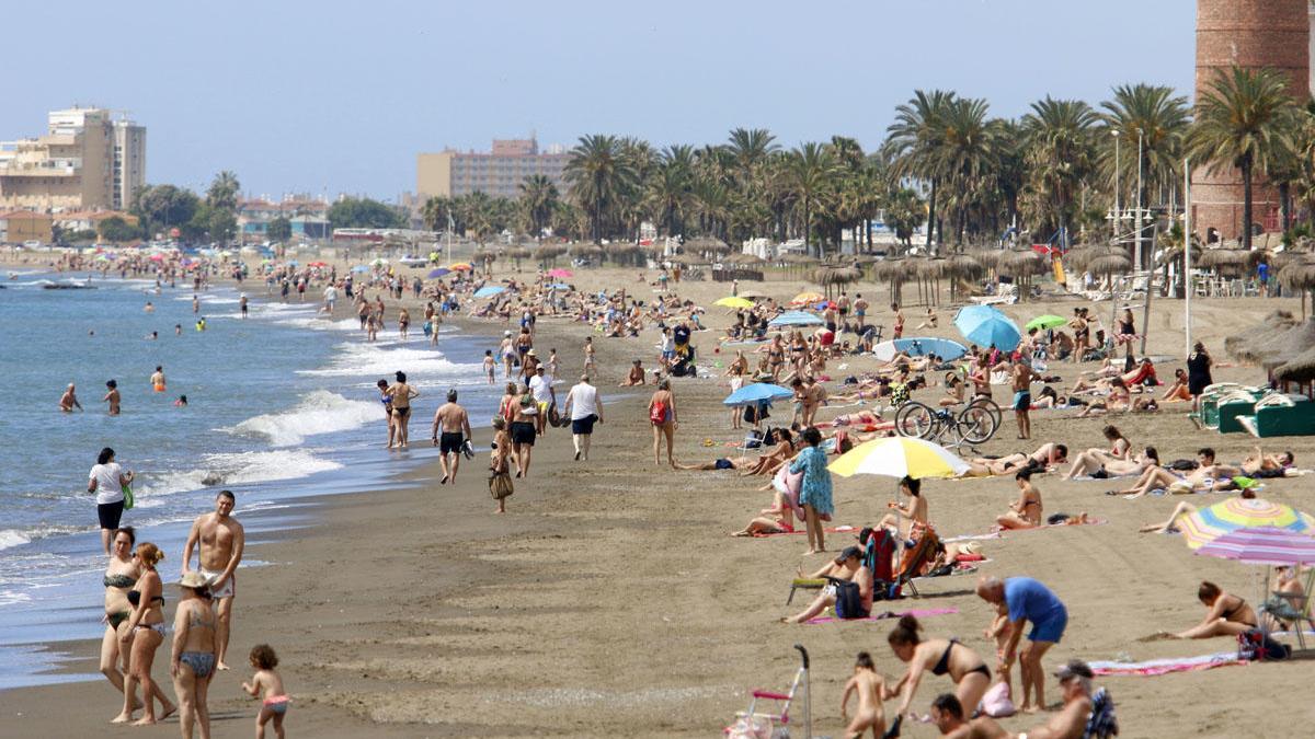 Bañistas en una playa de la capital malagueña.