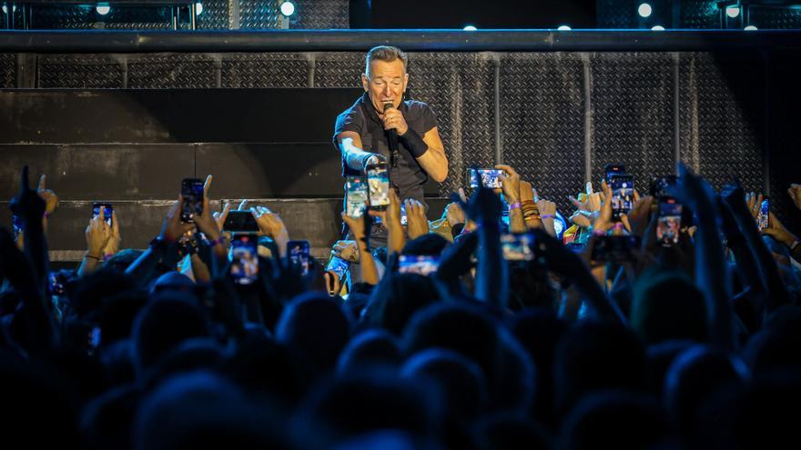 Desenes de telèfons mòbils enregistren Bruce Springsteen durant el concert a l'Estadi Olímpic de Barcelona