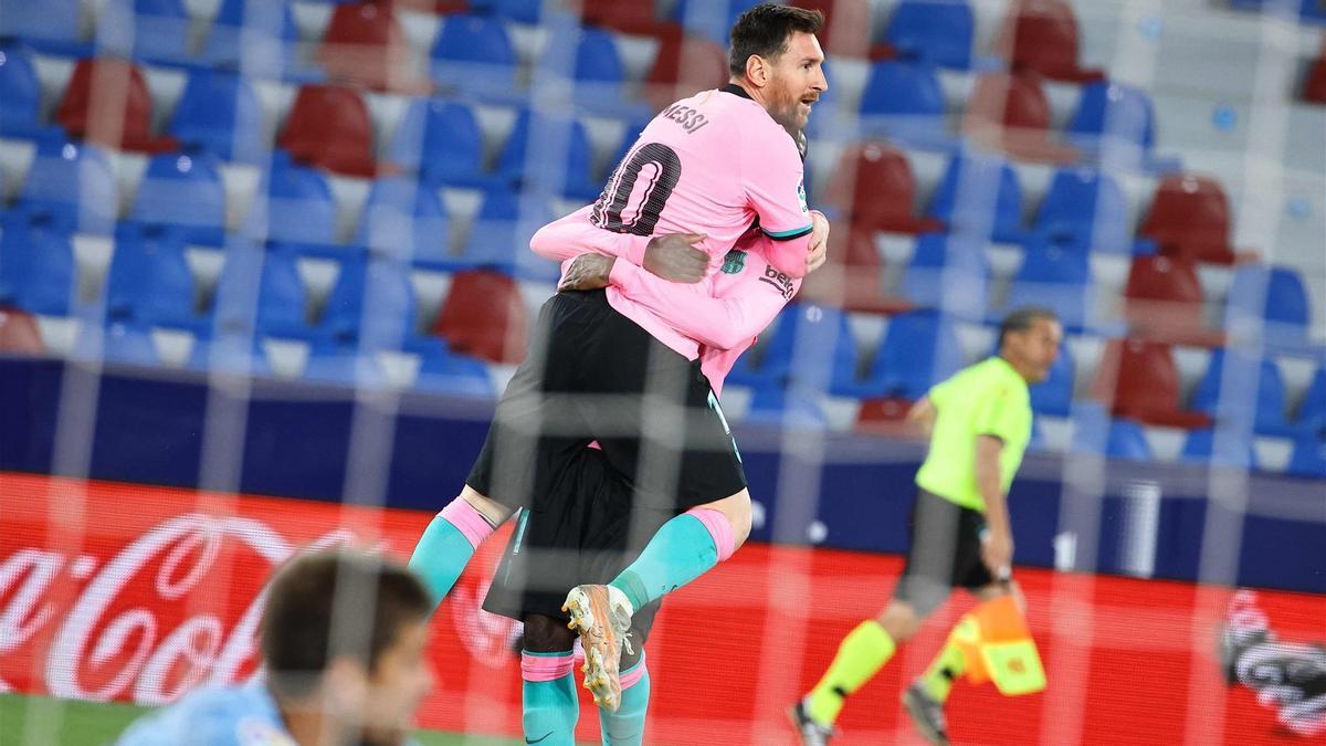 "Apareció el que tenía que aparecer para arreglar las ocasiones desperdiciadas. Si le cae a Messi, lo normal es que el balón acabe en la red". Así narró la radio el 1-0 ante el Levante