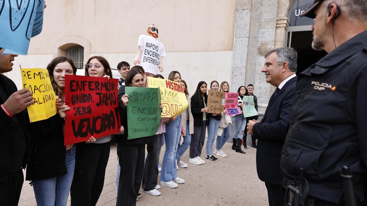 Los alumnos protestaron ante el consejero la pasada semana.