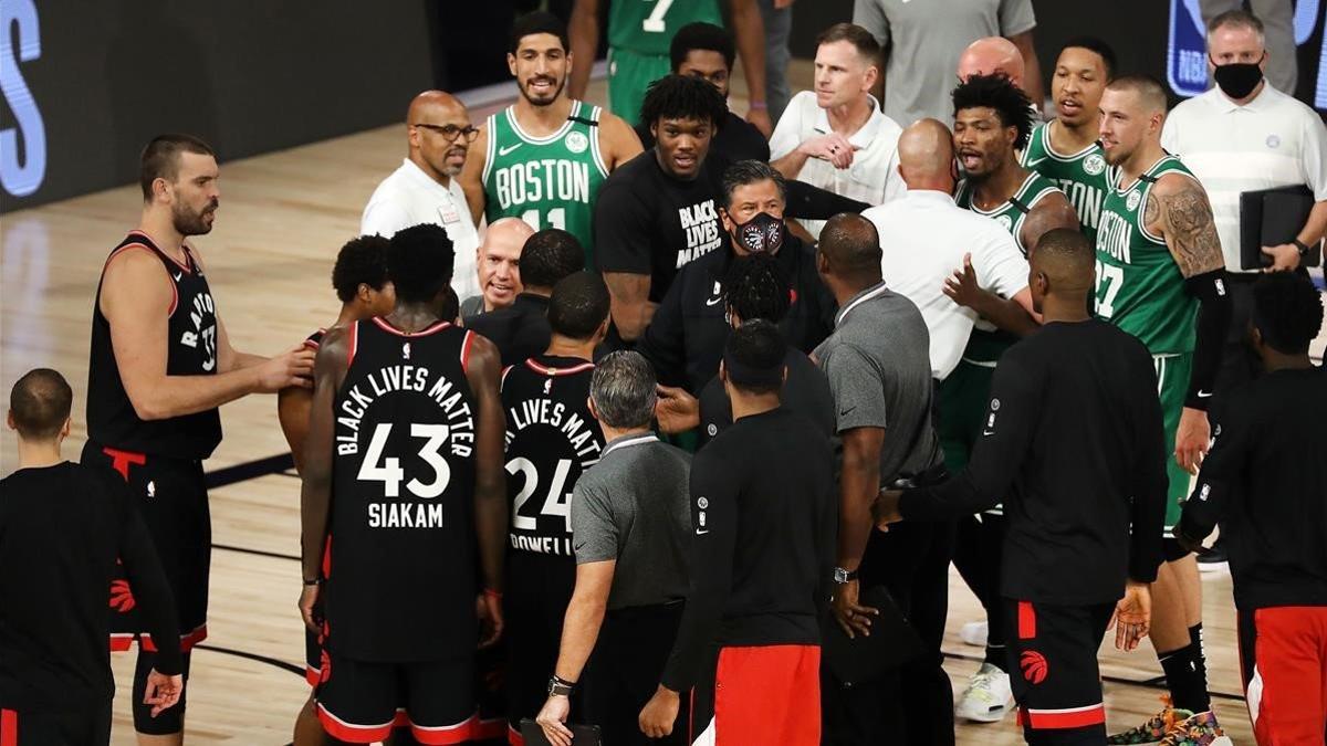 Los jugadores de los Celtics felicitan a los de Toronto tras el sexto partido de su serie.