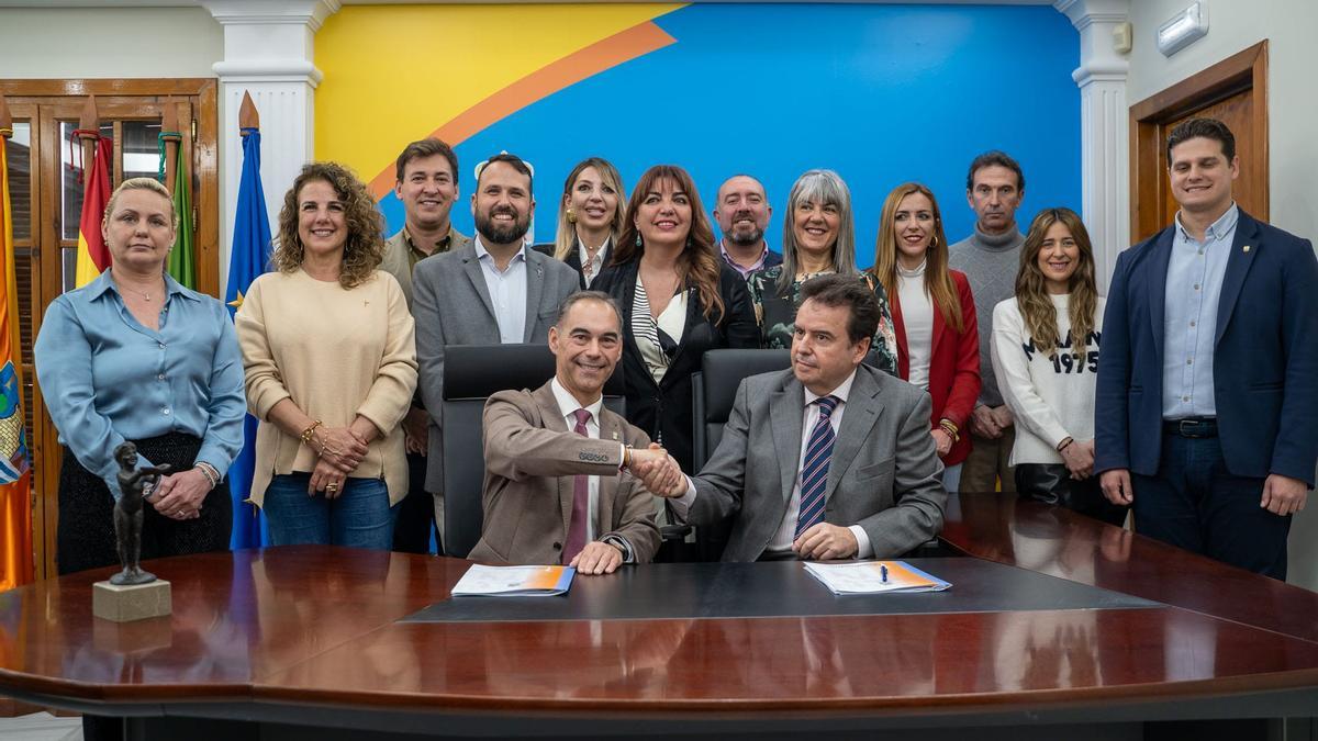 El alcalde de Benalmádena, Juan Antonio Lara, y el representante del Grupo Tremón, Andrés Gilabert, se dan la mano tras la firma del acuerdo. Detrás, el resto de componentes de la corporación municipal