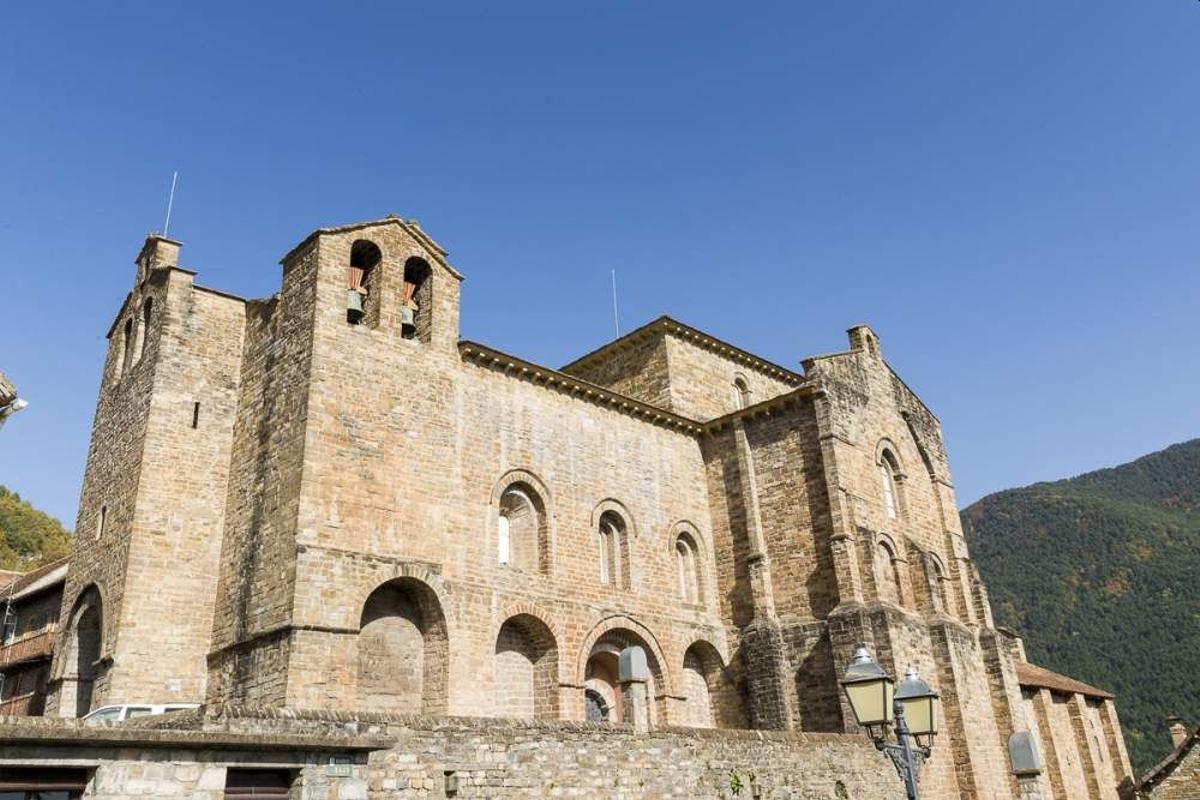 La historia del monasterio está estrechamente ligada a la de la localidad que le da cobijo.
