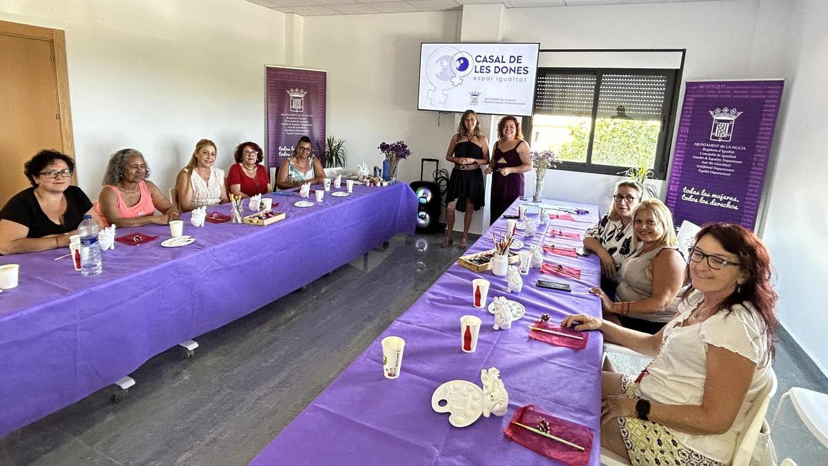 Ayer por la tarde, en el Casal de Les Dones se dio por finalizado el “Circulo de Mujeres” con la última sesión del taller “Arteterapia Feminista”