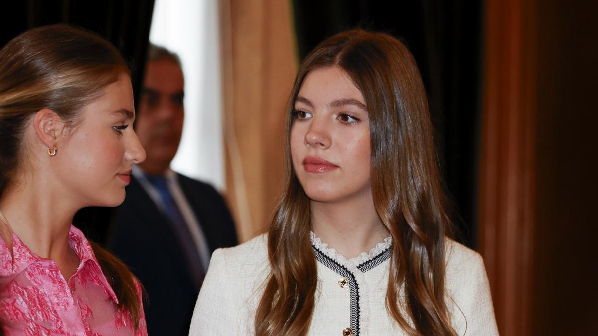 La infanta Sofía con la princesa Leonor en la recepción de los Premios Princesa de Asturias 2023