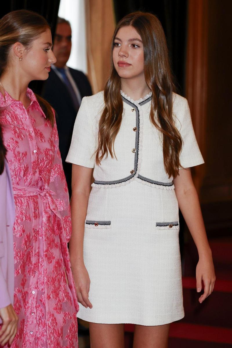 La infanta Sofía con la princesa Leonor en la recepción de los Premios Princesa de Asturias 2023