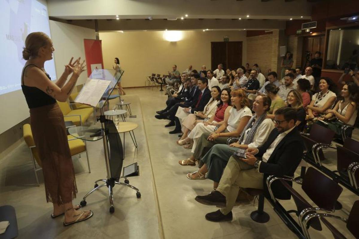 La jefa de proudcción de Levante-TV, al dirigirse a los asistentes.