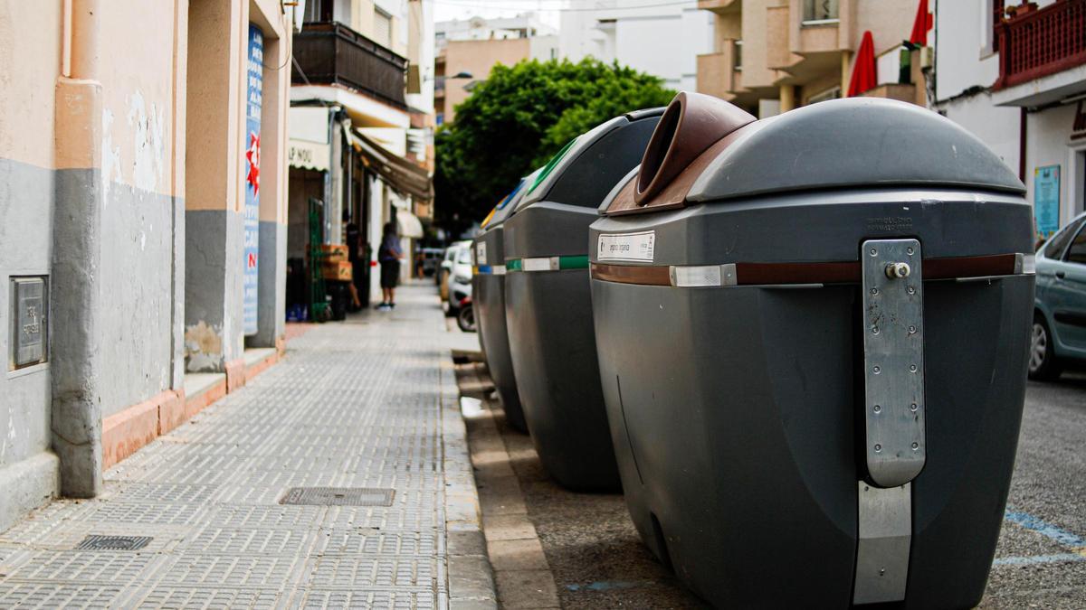 Contenedores de basura en Ibiza.