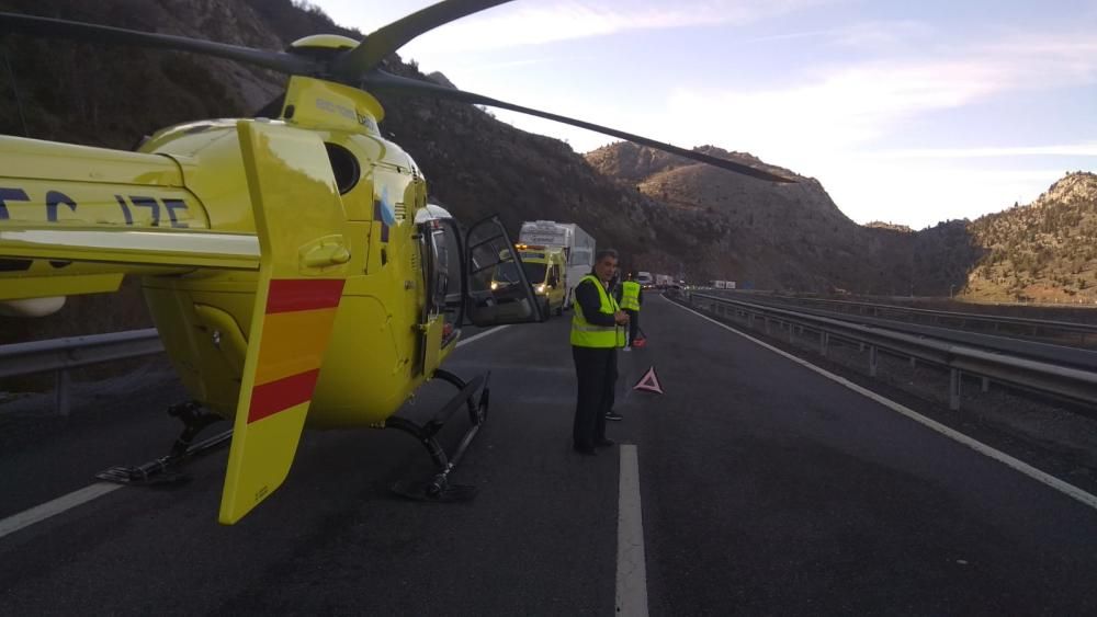 La autopista del Huerna, cortada por un accidente en Barrios de Luna