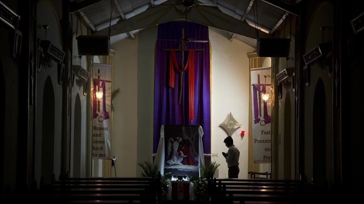 Un indio católico reza en la iglesia de Nuestra Señora de Lourdes, en Hyderabad (India).