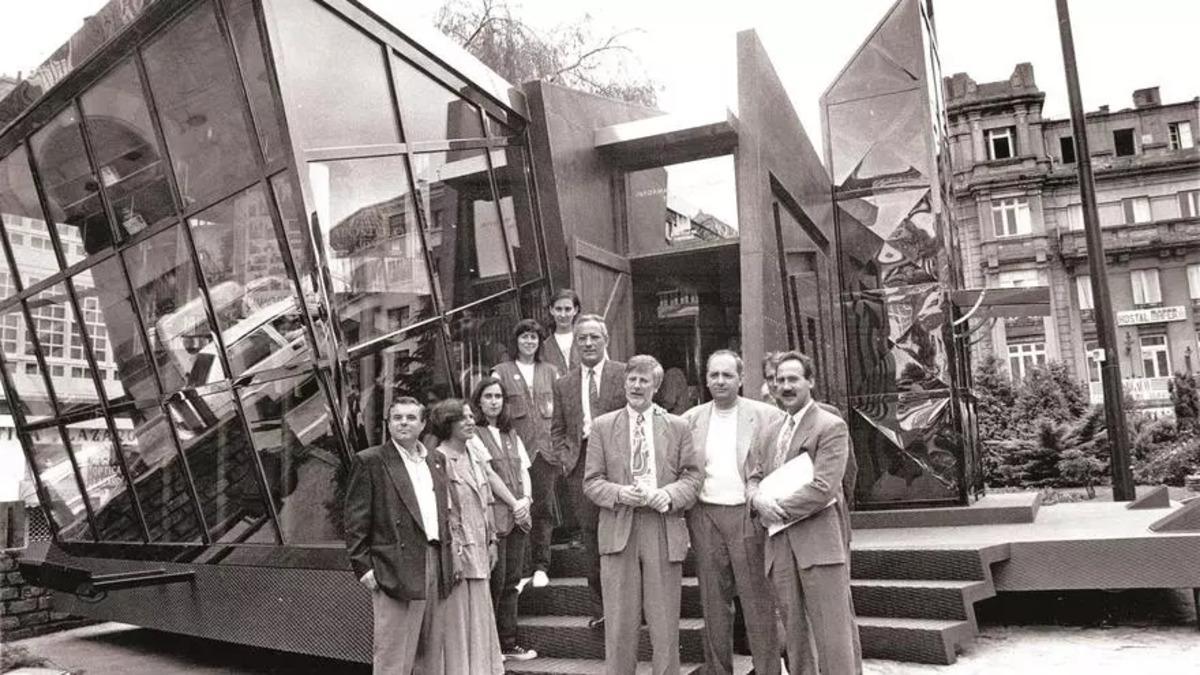 Imagen de la inauguración en 1993 de la oficina de turismo en presencia del alcalde Xerardo Estévez y de los concejales Luis Toxo y Pepe Baqueiro.