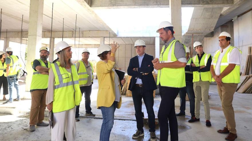 Imagen de la visita a las obras que realizó ayer el conselleiro junto al alcalde, José López Campos.