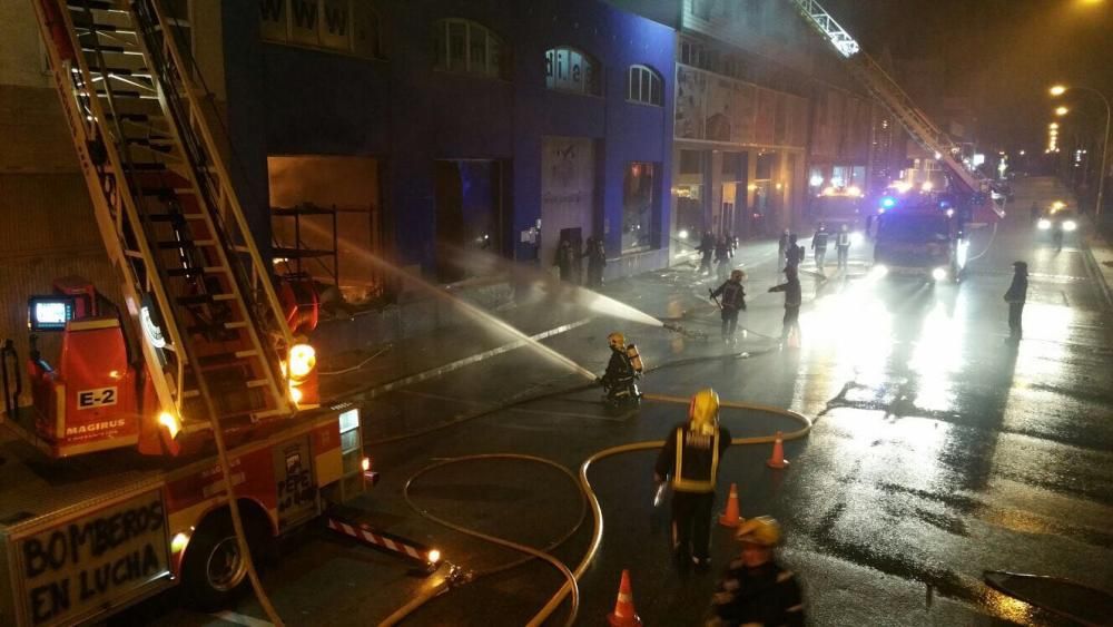 Un incendio calcina tres naves del polígono Santa Bárbara