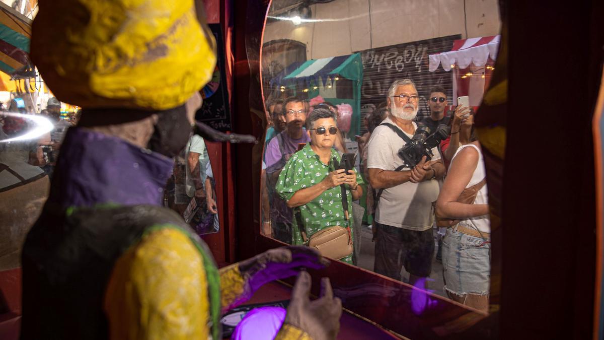 Decoración de la calle Progrés el día que empiezan las fiestas de Gràcia