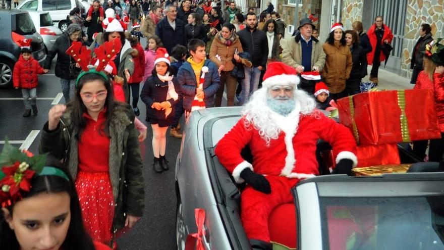 Distintos momentos del desfile de Papás Noeles en A Illa de Arousa