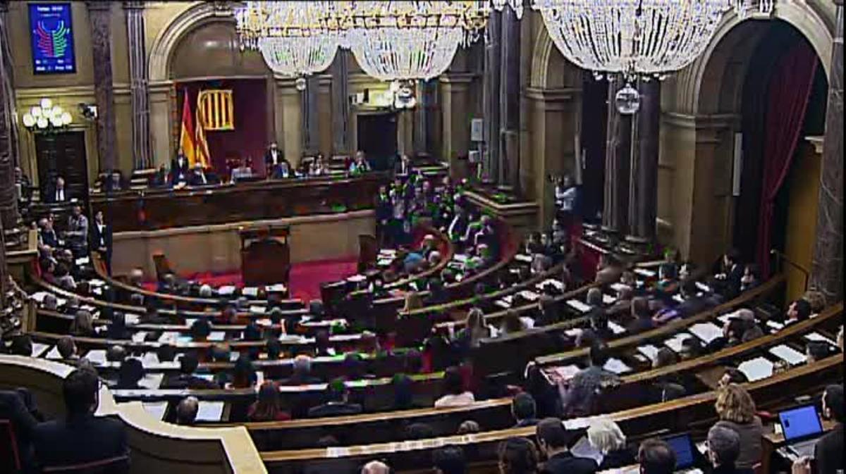 El Parlament aprova amb 72 vots a favor i 63 en contra la proposta independentista. 