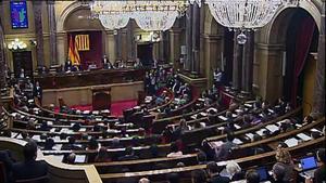 El Parlament aprova amb 72 vots a favor i 63 en contra la proposta independentista. 