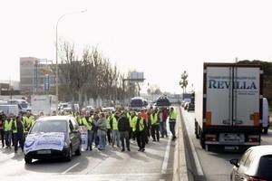 GRAFCAT5299. BARCELONA, 28/03/2022.- Un grupo de transportistas autónomos que rechazan el acuerdo alcanzado por el Gobierno con el Comité Estatal de Transporte por Carretera para rebajar el precio del combustible corta de nuevo este lunes la Ronda Litoral de Barcelona y mantiene la huelga indefinida. EFE/Quique García