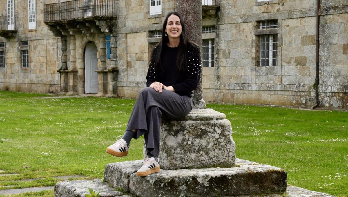 Cristina Quinteiro posa en la plaza del Pazo de Oca. |  Bernabé