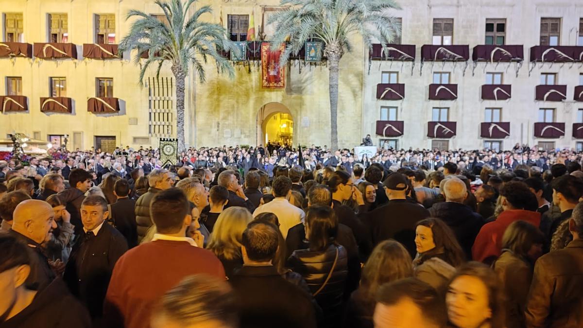 Miles de personas en la Plaça de Baix momentos después de la 'Trencà del Guió'