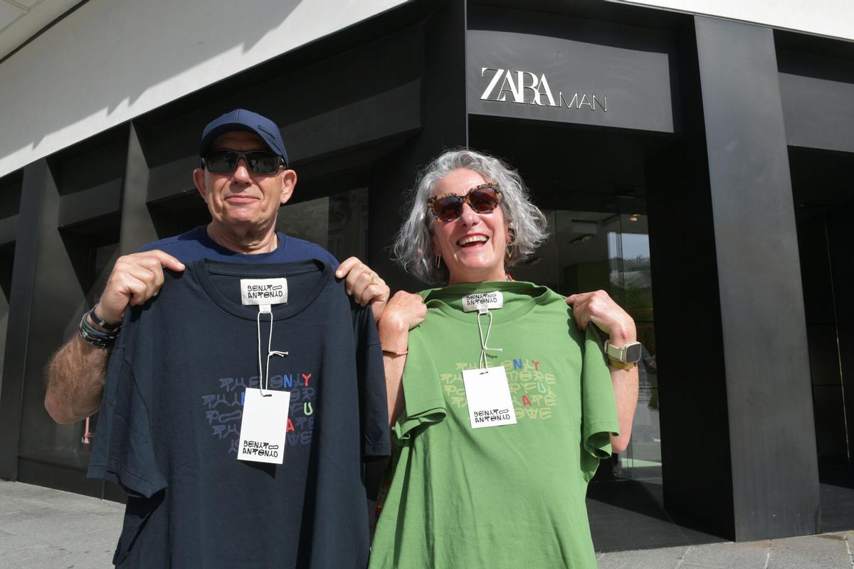 Dos compradores de San Sebastián posan con dos prensad de la nueva colección de Bad Bunny con Zara