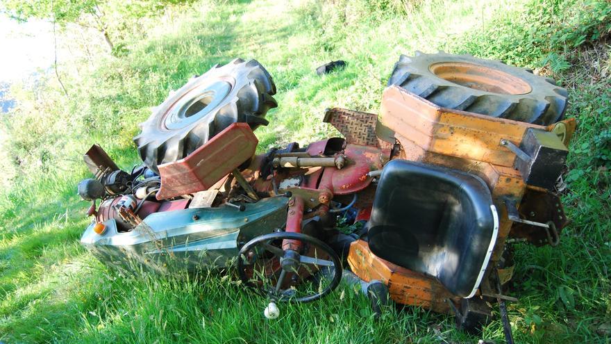 Muere un hombre tras volcar el tractor que manejaba en San Sadurniño