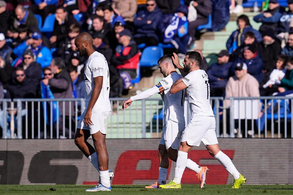 Gayà se acomoda el brazalete de capitán tras marcar en Getafe el gol de la victoria.