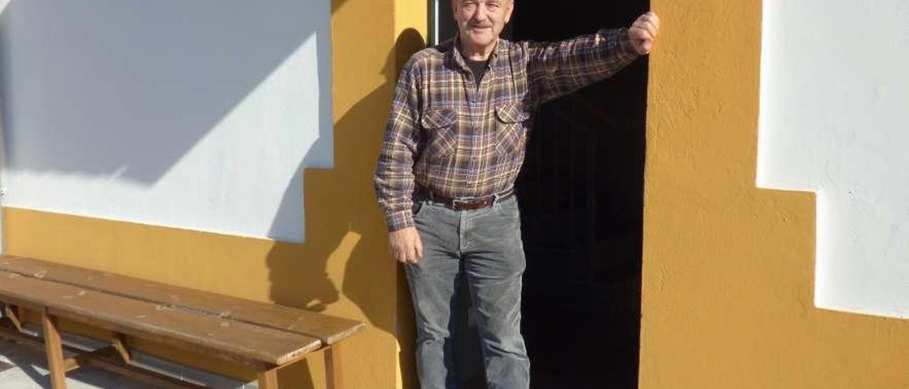 Vicente Montes, ayer, en la entrada de la sede de Cáritas, en la Pola.